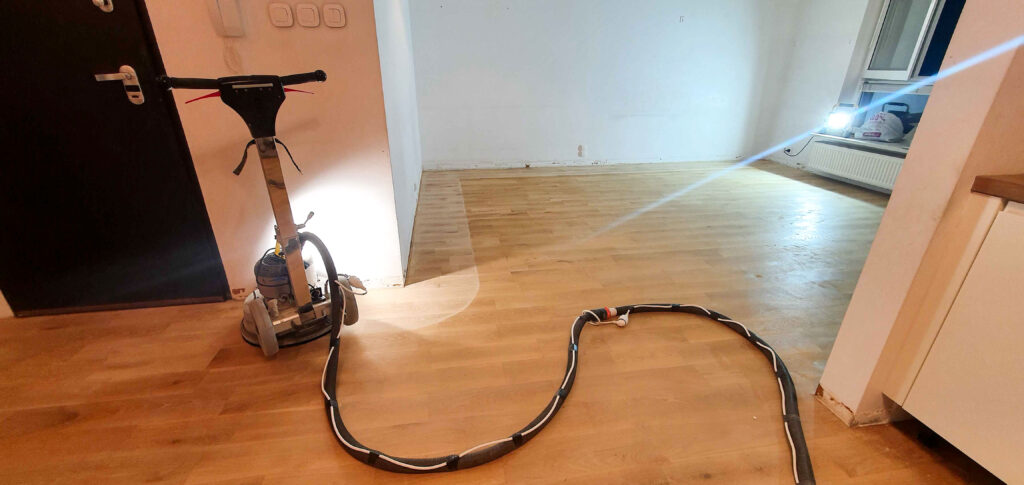 Cyklinowanie podłóg drewnianych w Warszawie – kompletny poradnik dla właścicieli domów i firm 1 Cyklinowanie podłóg drewnianych Warszawa - centrum podłóg drewnianych