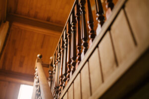 Drewniane schody i podlogi – jak polaczyc te dwa elementy w spojnej aranzacji