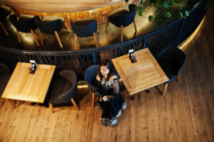 Konserwowanie podlog drewnianych w restauracjach – problemy i sposoby radzenia sobie z nimi