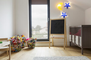 Podlogi drewniane w pokoju dzieciecym – na co zwrocic uwage