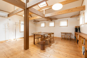 Jak zabezpieczyć podłogę drewnianą przed uszkodzeniami mechanicznymi?