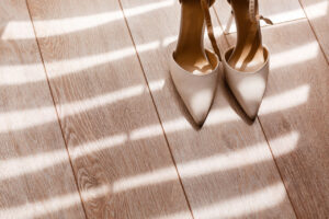 Jakie czynniki wpływają na trwałość drewnianej podłogi? Kompleksowy przewodnik